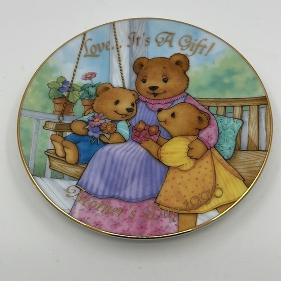The Gift of Love: Vintage 1996‎ Avon Mother's Day Plate - Picture 2 of 3